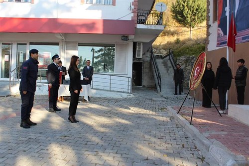 Kaymakamımız Sayın Seda GÜR, 10 Kasım Atatürk’ü Anma Günü münasebetiyle düzenlenen Çelenk Sunma Töreni’ne katıldı.